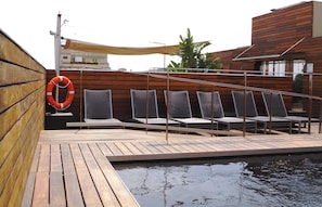 Piscine extérieure (ouverte en saison), chaises longues