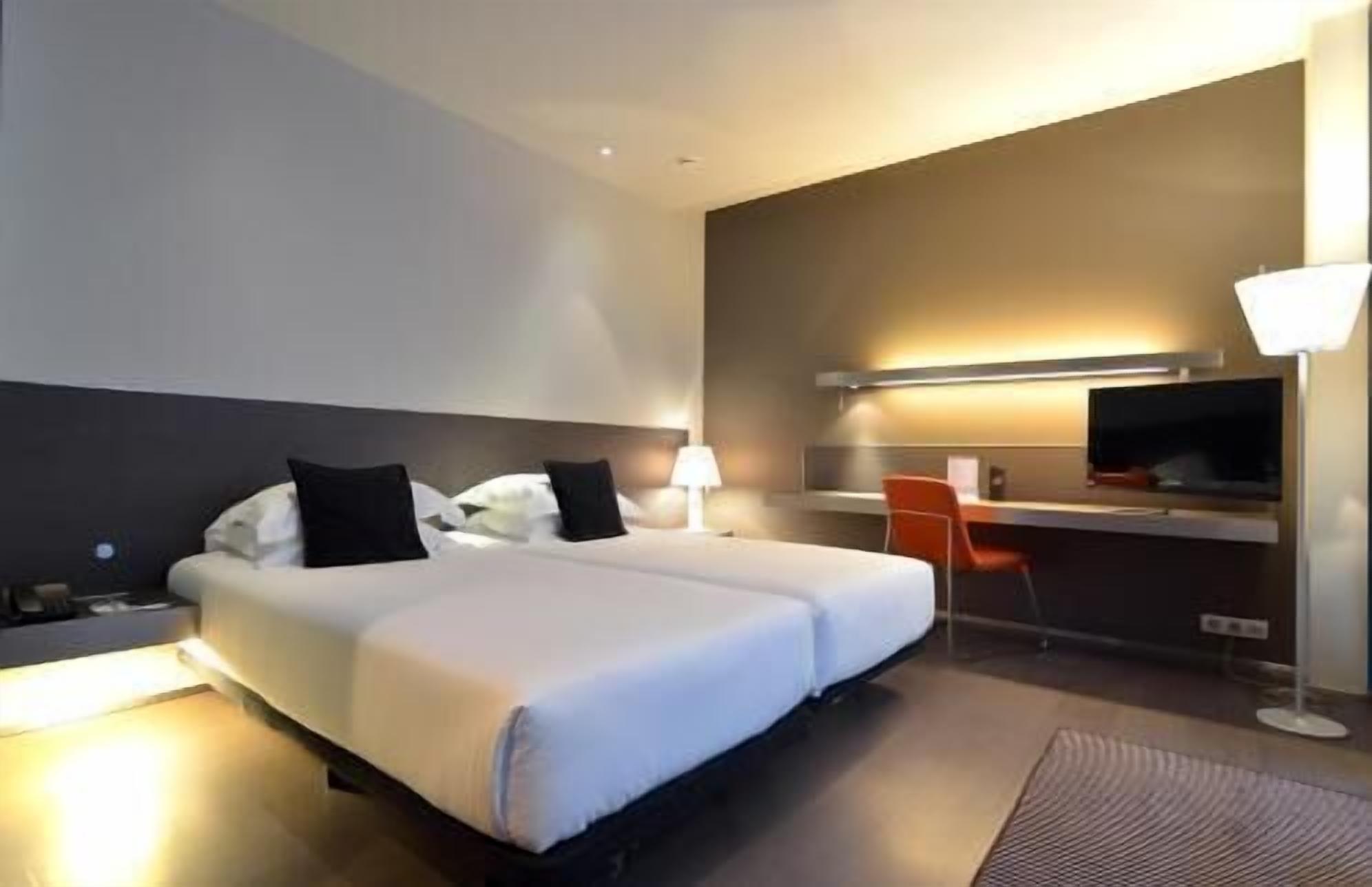 Minibar, caja de seguridad en la habitación y escritorio 
