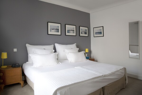 Zimmersafe, Schreibtisch, schallisolierte Zimmer, Bügeleisen/Bügelbrett