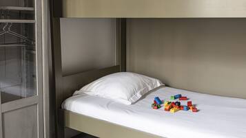 Habitación familiar | Caja fuerte, escritorio, sistema de insonorización