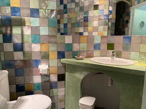 Standard Twin Room | Bathroom