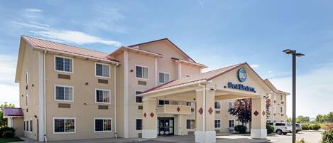 A Best Western hotel with a covered entrance, multiple floors, and a parking lot.