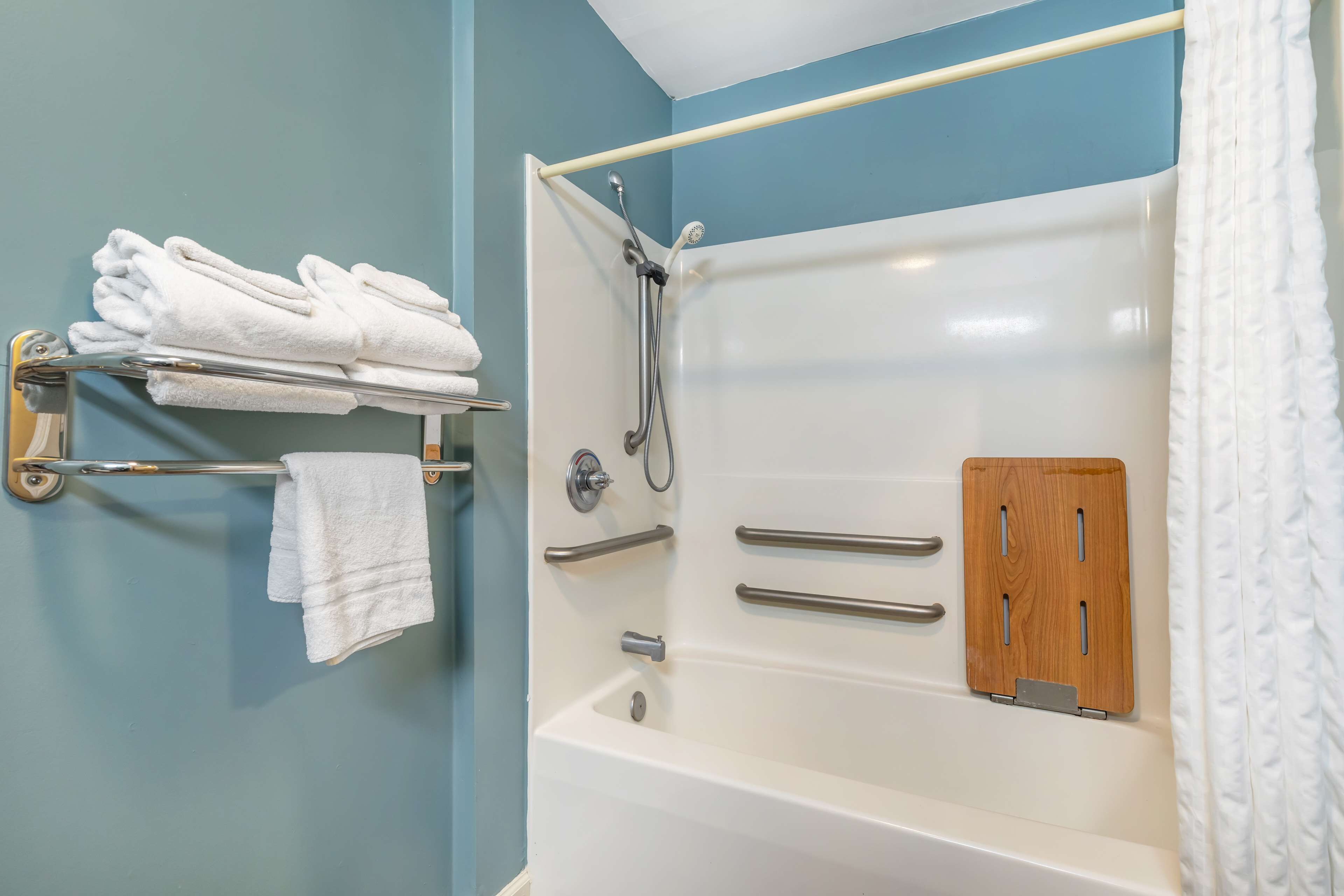 combined shower/bathtub, free toiletries, hair dryer, towels