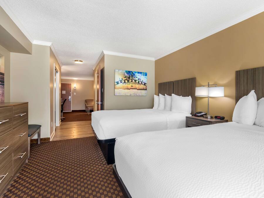 Suíte, 2 camas Queen, para não fumantes, geladeira e micro-ondas (Third bed is a Sofabed) | Cofres nos quartos, escrivaninha, cortinas blackout