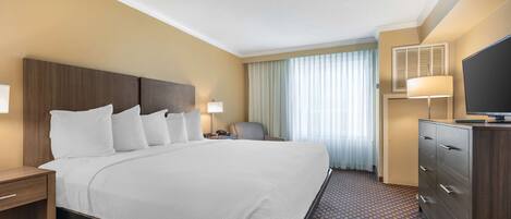 Suíte, 1 cama King, para não fumantes, micro-ondas (with Sofabed) | Cofres nos quartos, escrivaninha, cortinas blackout