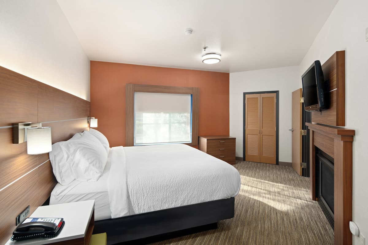 Suite, 1 kingsize bed met slaapbank | 1 slaapkamer, verduisterende gordijnen, een strijkplank/strijkijzer