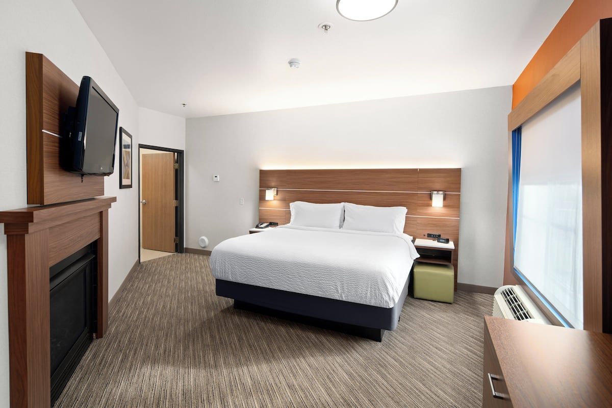 Suite, 1 Bedroom, Fireplace (Sofa Bed) | Blackout drapes, iron/ironing board, free cribs/infant beds, free WiFi