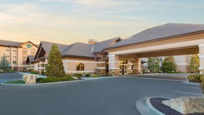 Un hôtel doté d’un hall d’entrée spacieux, de plusieurs bâtiments et d’un parking.