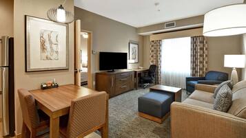Cubrecamas, decoración personalizada, muebles diferentes y escritorio