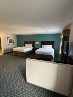 Studio Suite, 2 giường cỡ queen, không hút thuốc | Két bảo mật tại phòng, bàn, màn/rèm cản sáng, bàn ủi/dụng cụ ủi quần áo 