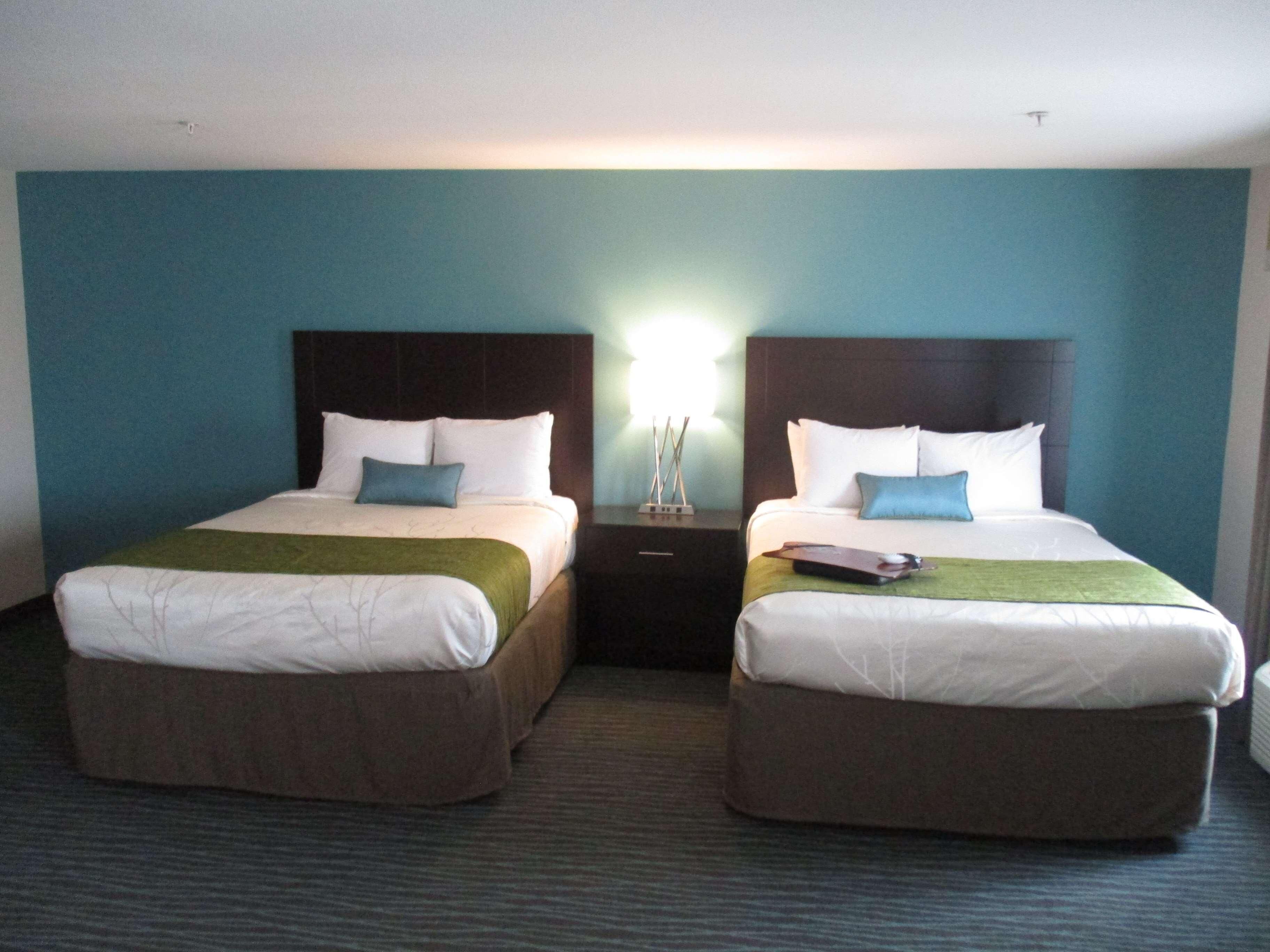Cofres nos quartos, escrivaninha, cortinas blackout