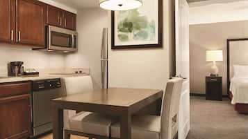 Großer Kühlschrank, Mikrowelle, Herdplatte, Geschirrspüler