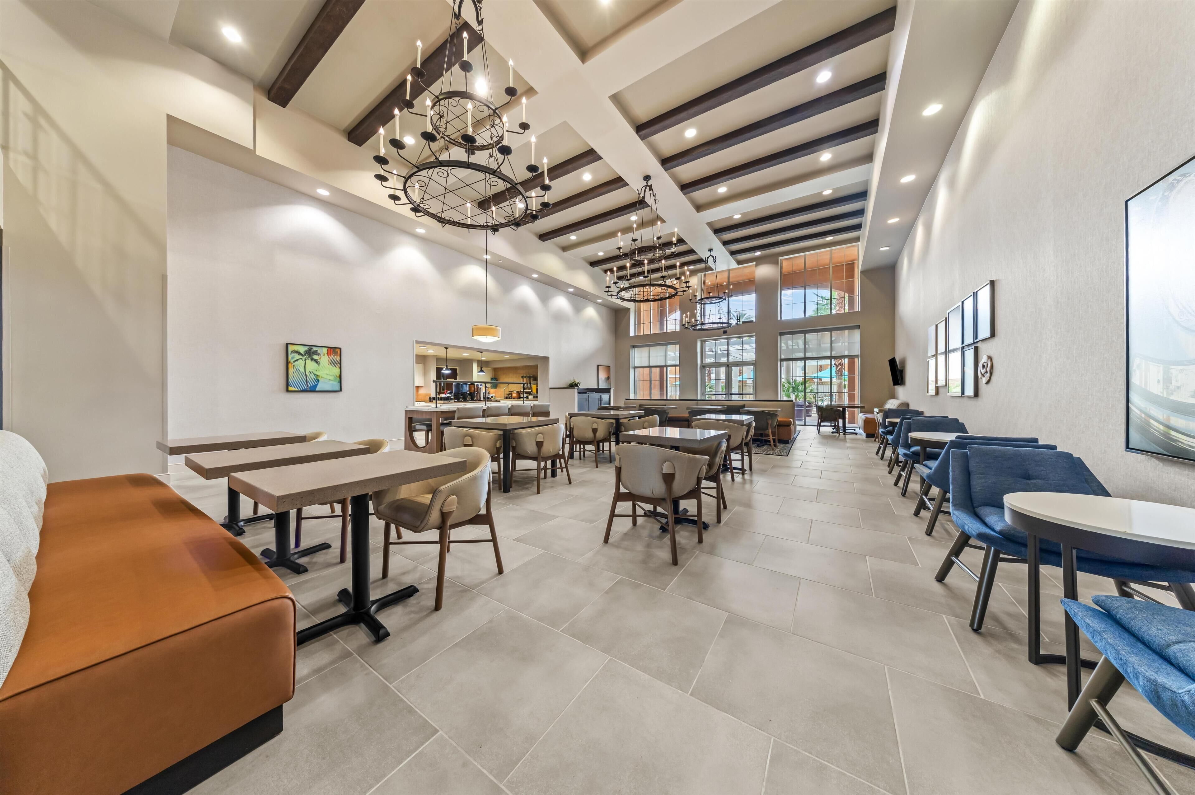 بوفيه فطور مجانًا يوميًا