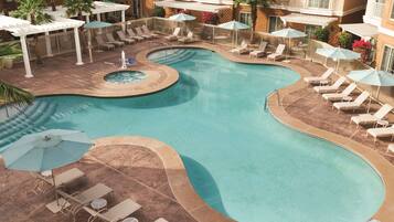 Een buitenzwembad, open van 09.00 uur tot 21.00 uur, en ligstoelen