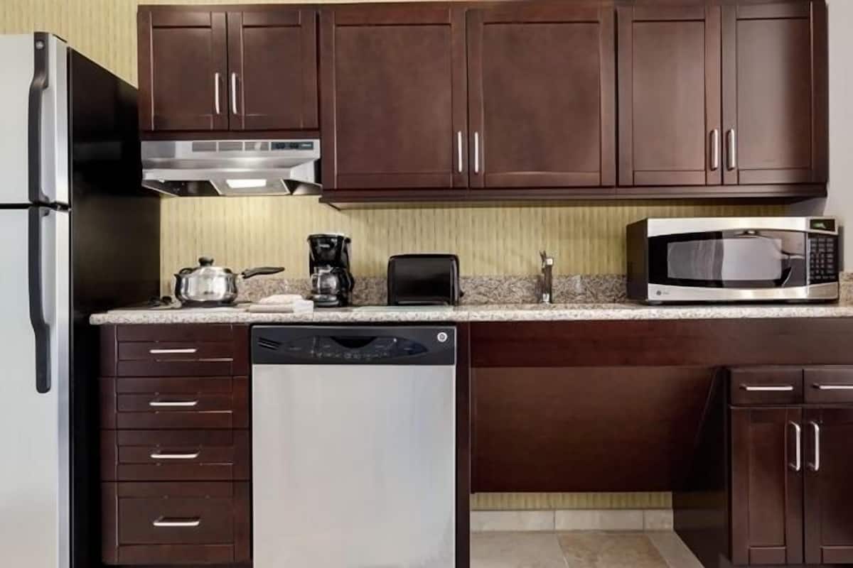 Full-size fridge, microwave, stovetop, dishwasher