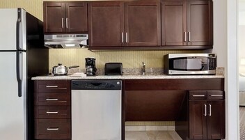 Refrigerador con freezer, microondas, placa de cocina, lavavajillas