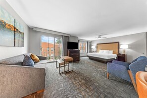 Suite, 1 cama King size, con acceso para personas discapacitadas, tina | Área de sala de estar | Televisión de pantalla plana de 42 pulgadas con canales por cable 