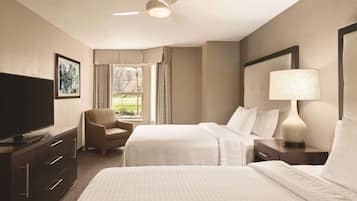 Een bureau, verduisterende gordijnen, een strijkplank/strijkijzer