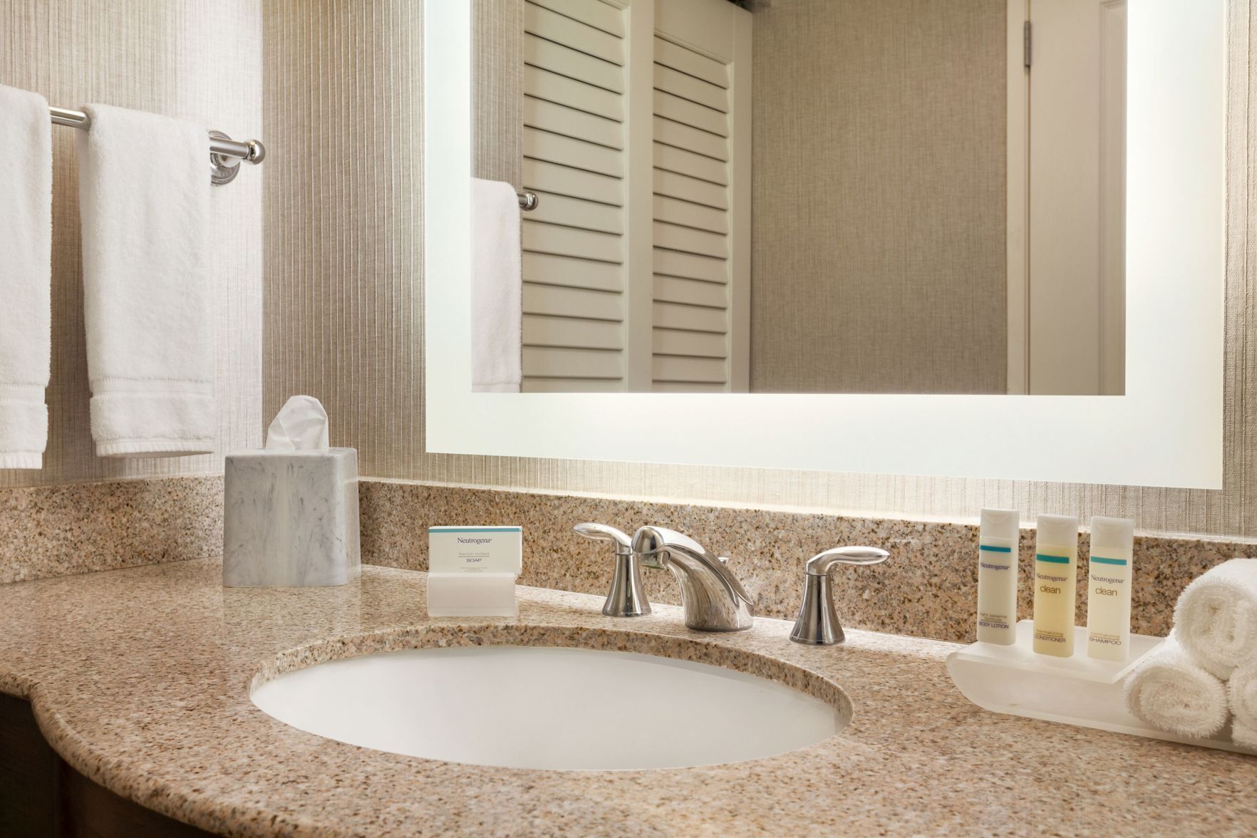 Baño | Artículos de higiene personal gratuitos, secador de pelo y toallas