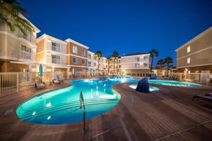 Piscina externa, funciona das 9h às 21h, espreguiçadeiras