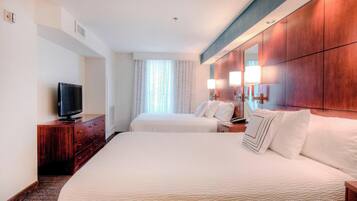 Roupas de cama premium, escrivaninha, cortinas blackout