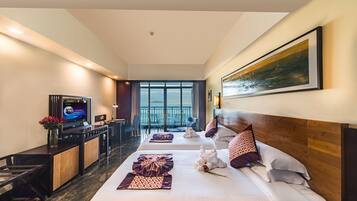 Kamer, meerdere bedden, uitzicht op zee | Luxe beddengoed, een minibar, een kluis op de kamer