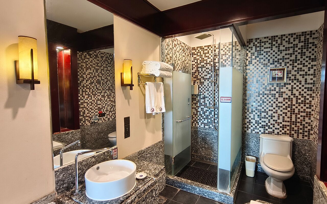 180 degrees seaview twin room | bathroom | rainfall showerhead, free toiletries, hair dryer, bathrobes