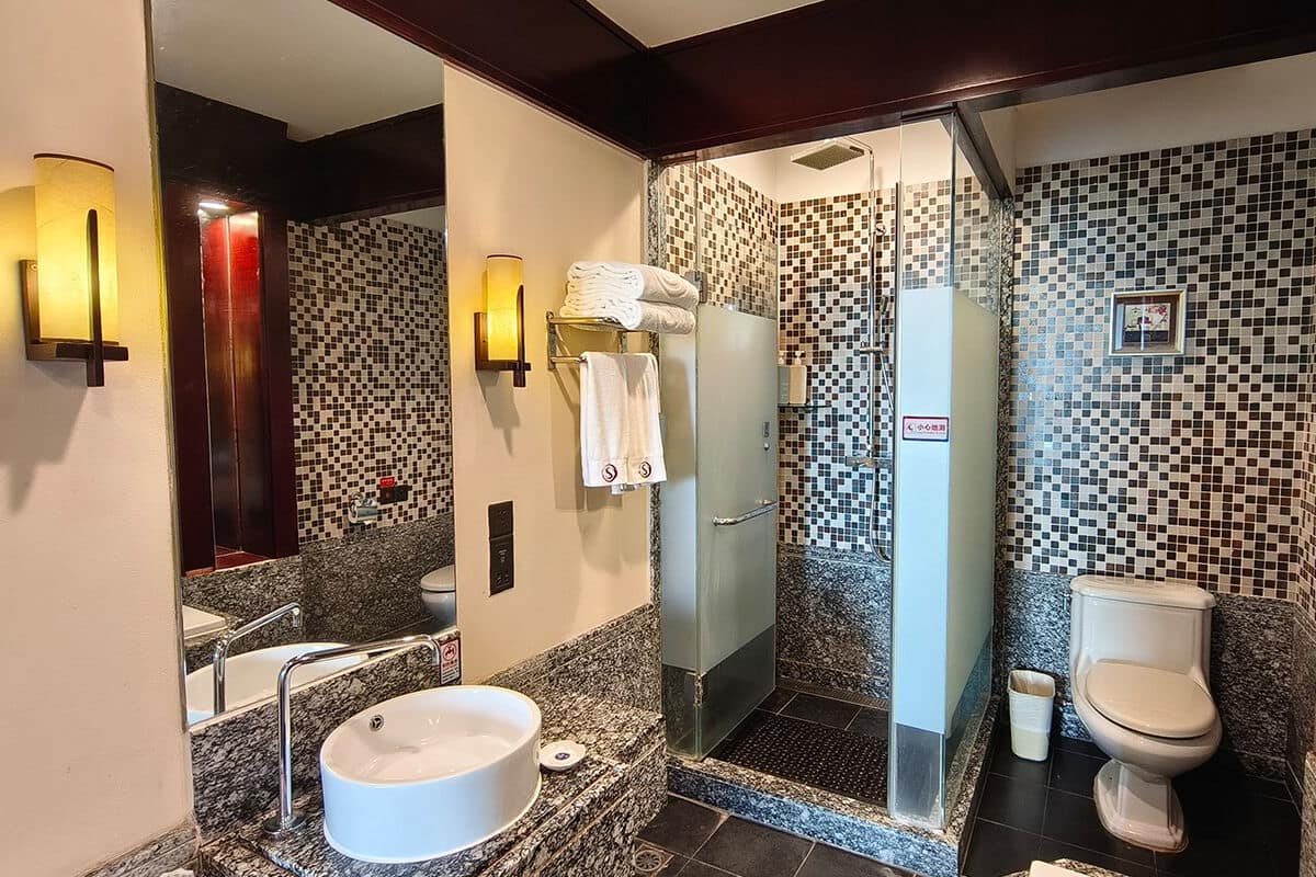 180 degrees seaview twin room | bathroom | rainfall showerhead, free toiletries, hair dryer, bathrobes