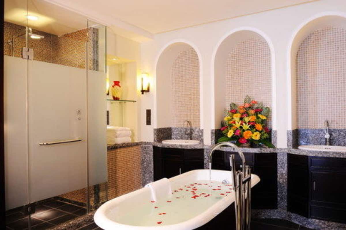 deluxe room (st ives) | bathroom | rainfall showerhead, free toiletries, hair dryer, bathrobes