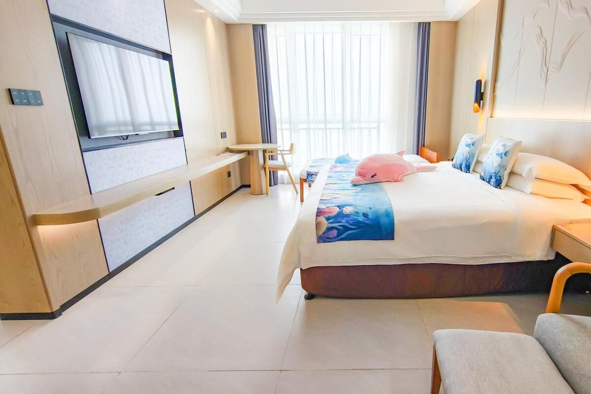 Sengetøy av topp kvalitet, minibar, safe på rommet og skrivebord