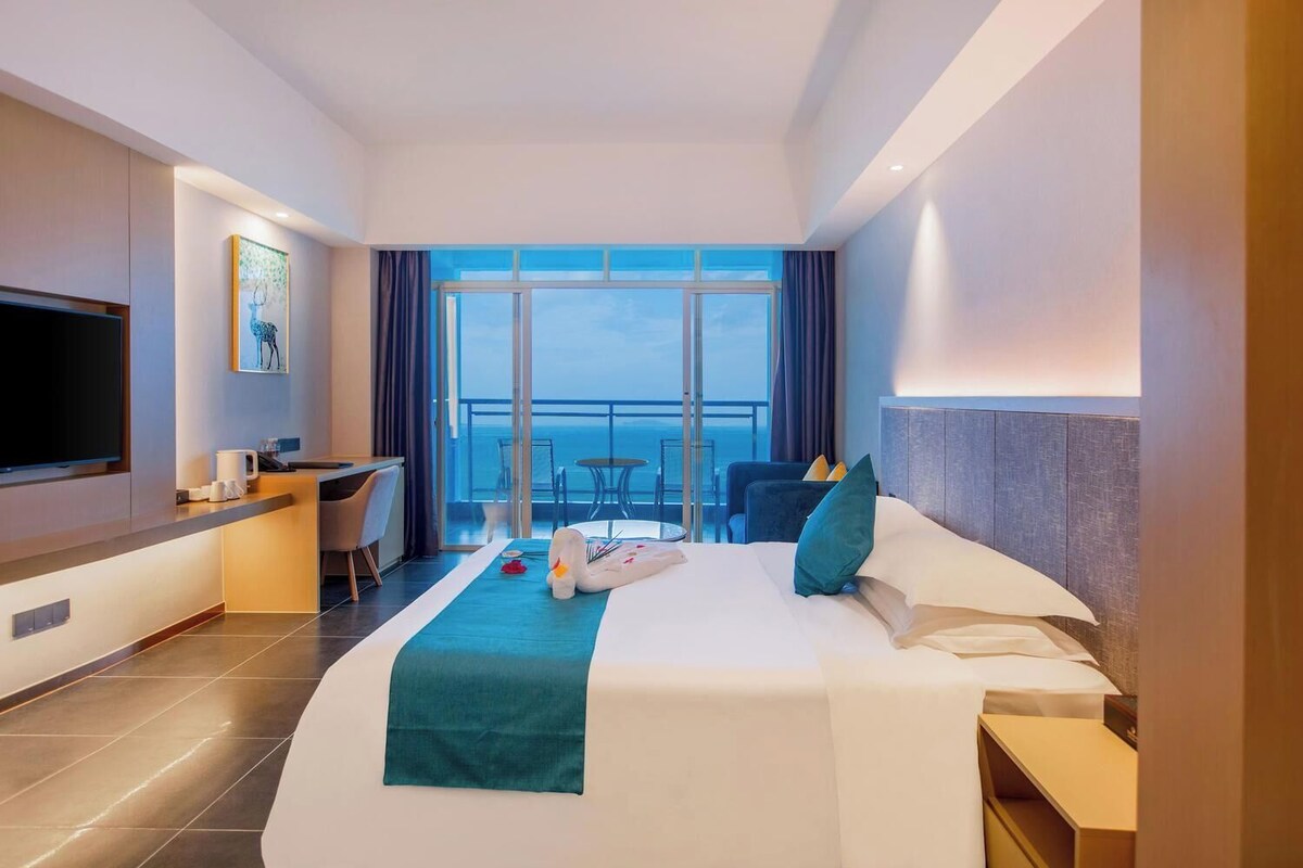 Bộ đồ giường cao cấp, minibar, két bảo mật tại phòng, bàn 