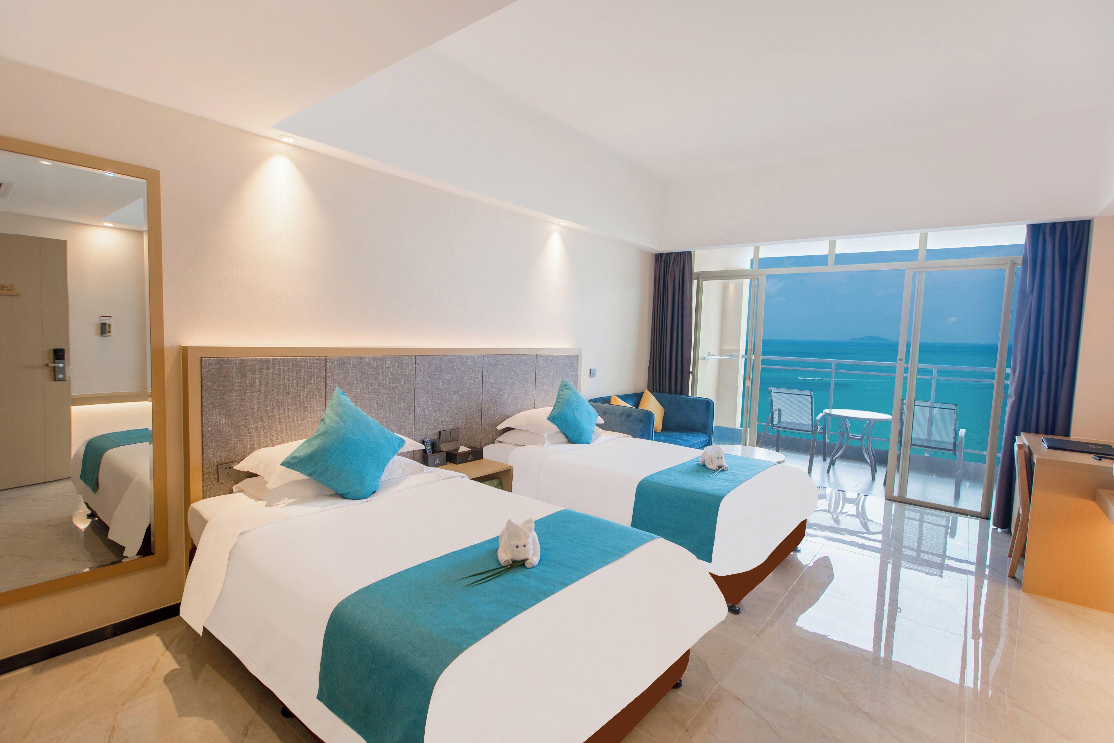 Kamar, Beberapa Tempat Tidur, pemandangan laut | Seprai premium, minibar, brankas, dan didekorasi berbeda-beda