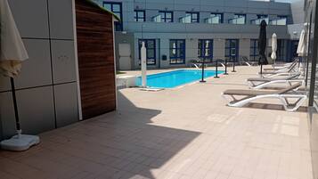 Een seizoensgebonden buitenzwembad