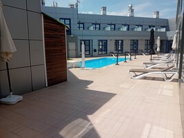 Una piscina al aire libre de temporada
