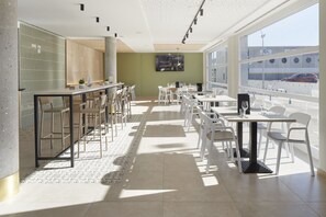 Breakfast, lunch and dinner served -  Iraipe Logroño Hotel (Logroño)