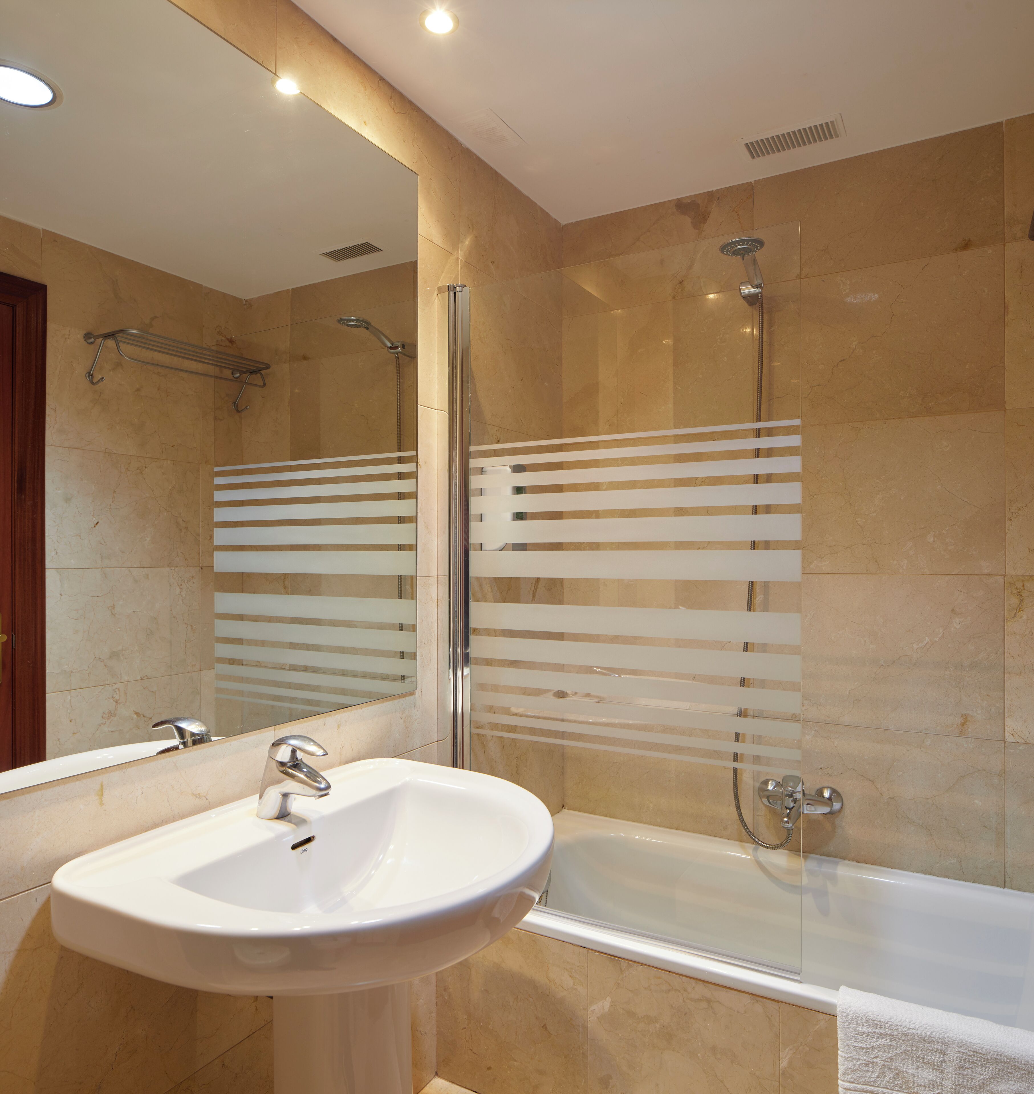 deep-soaking bathtub, free toiletries, towels