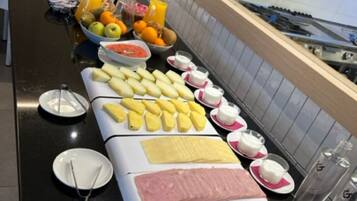 Dagelijks ontbijtbuffet (EUR 10 per persoon)