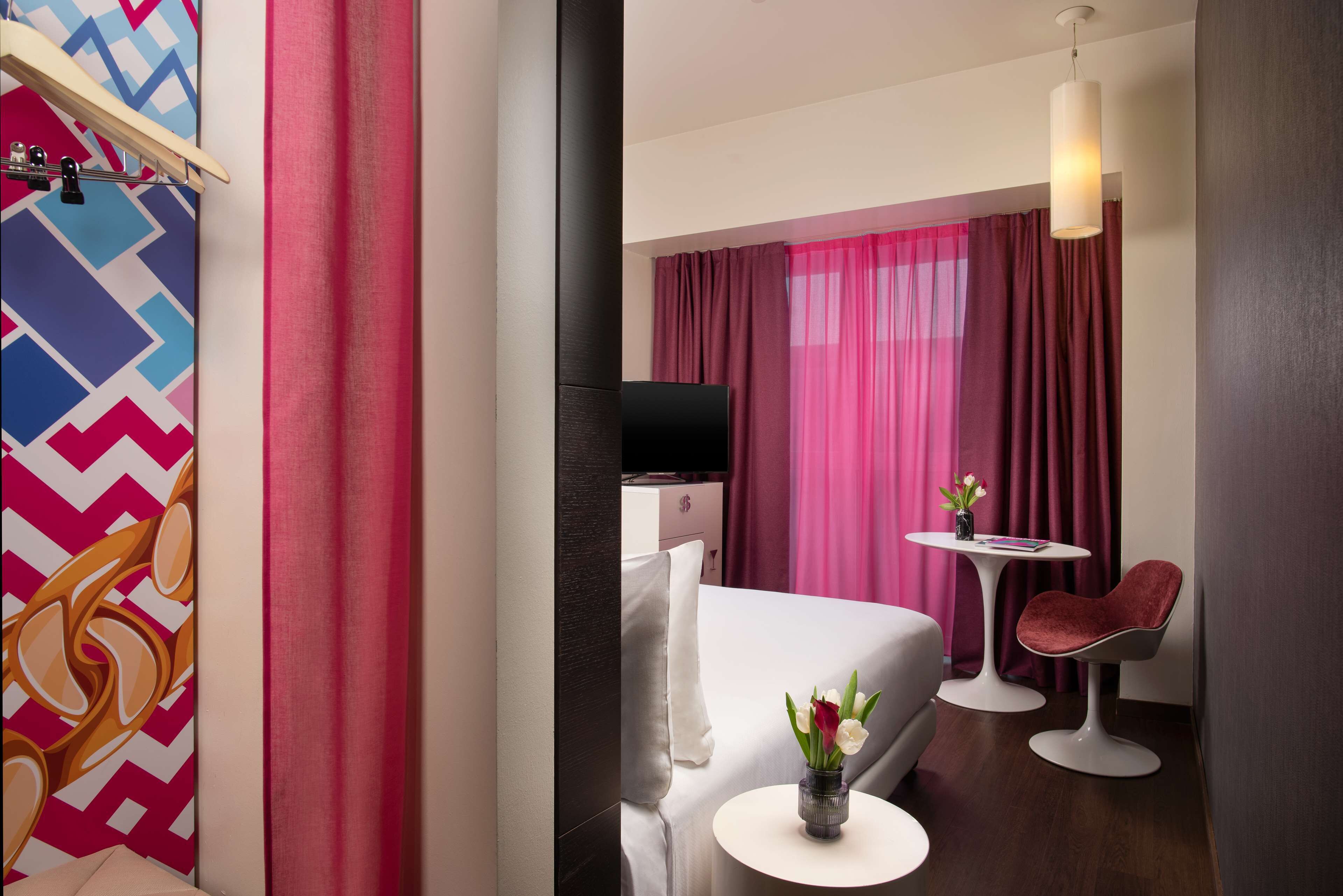 Kamer (nhow) | Donsdekens, een minibar, een kluis op de kamer, individueel gedecoreerd