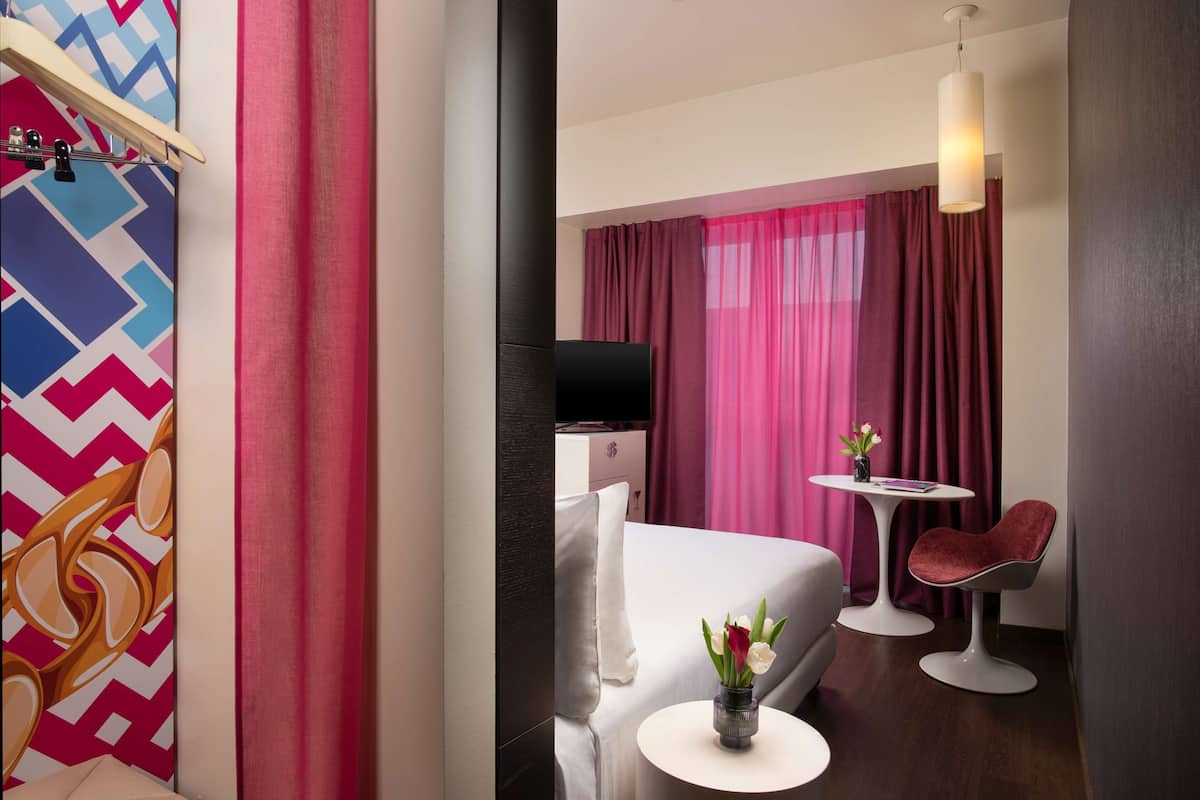 Oda (nhow) | Kuştüyü yorgan, minibar, odada kasa, masa 