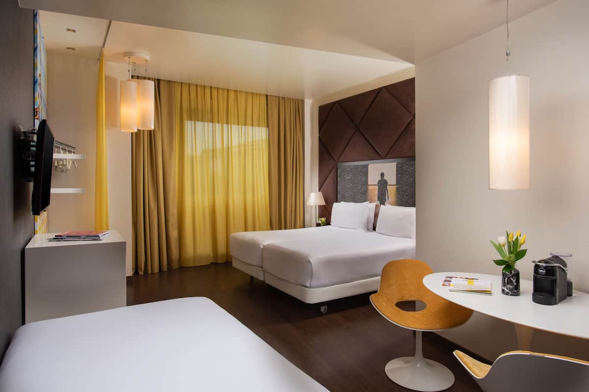 Kuştüyü yorgan, minibar, odada kasa, masa 