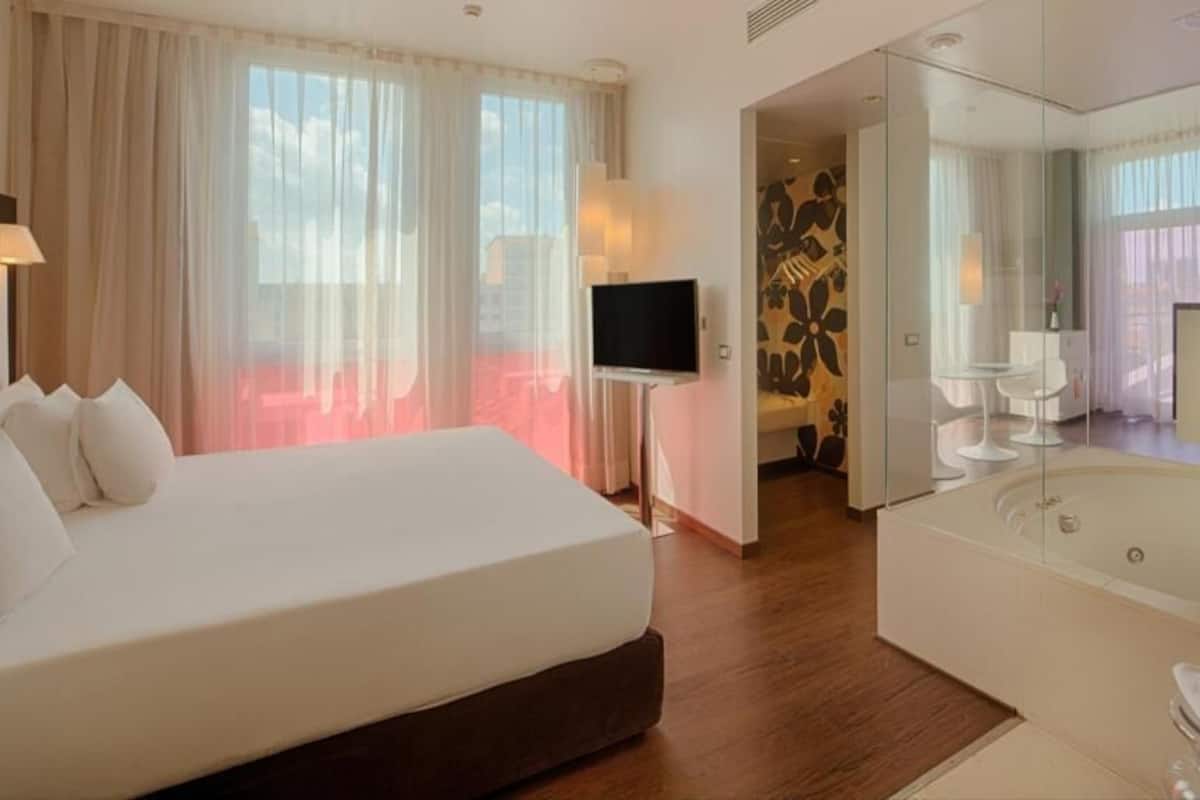 Kuştüyü yorgan, minibar, odada kasa, masa 