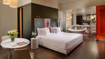 Suite Junior (nhow) | Copriletto in piuma, minibar, una cassaforte in camera