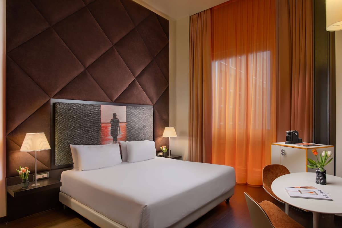 Kuştüyü yorgan, minibar, odada kasa, masa 