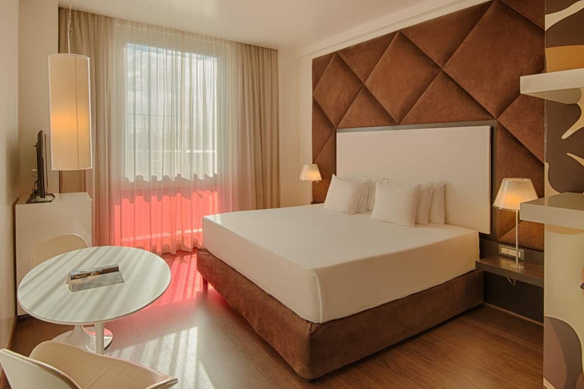 Cubrecamas, minibar y caja de seguridad en la habitación