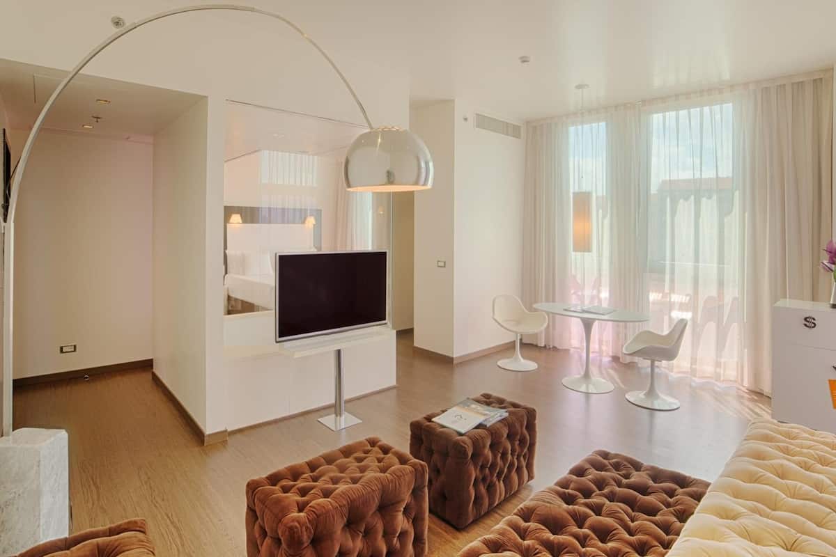 Televisión de pantalla plana, películas con cargo