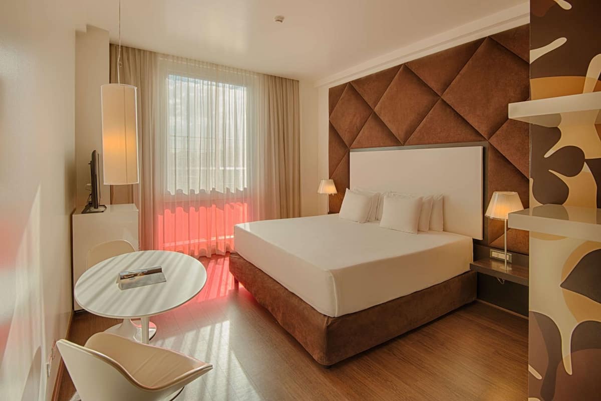 Kuştüyü yorgan, minibar, odada kasa, masa 