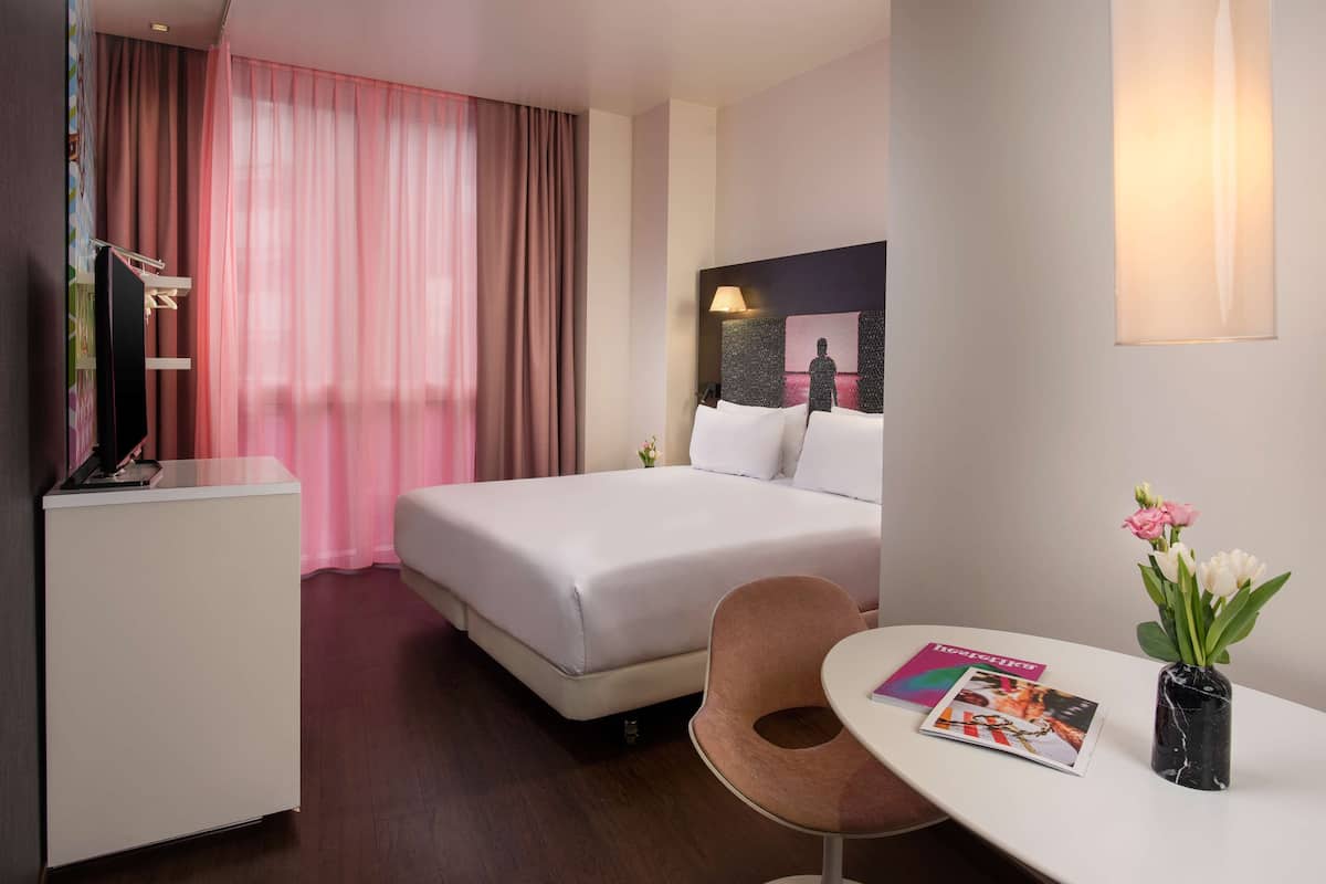 Kuştüyü yorgan, minibar, odada kasa, masa 