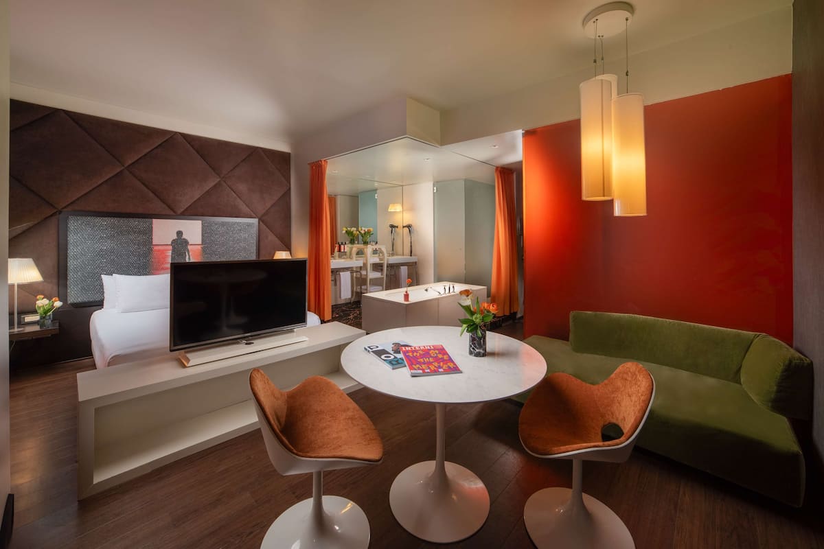 Junior suite (nhow) | Donzen dekbedden, een minibar, een kluis op de kamer