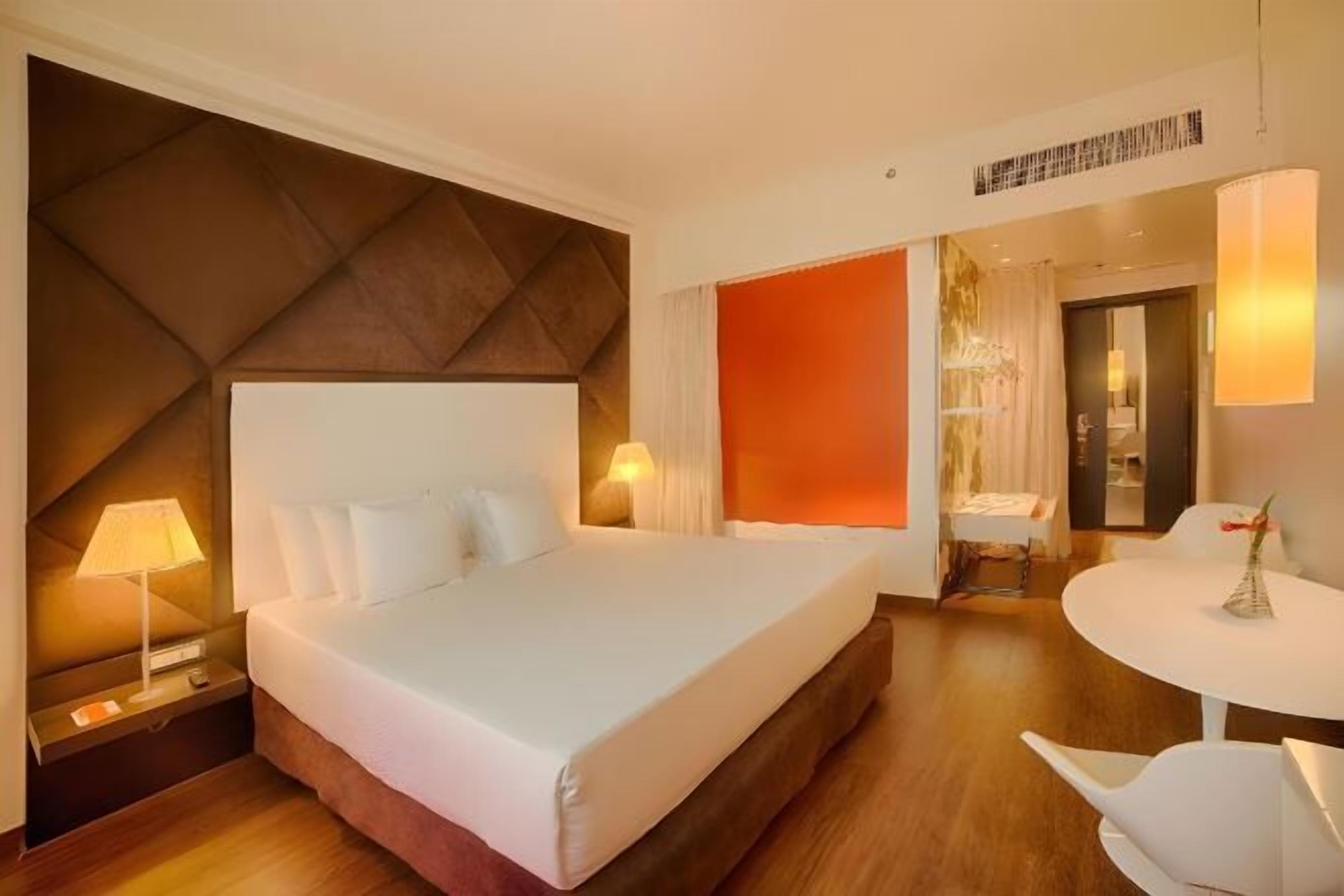 Donzen dekbedden, een minibar, een kluis op de kamer