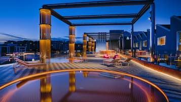 Una piscina al aire libre de temporada, sillones reclinables de piscina